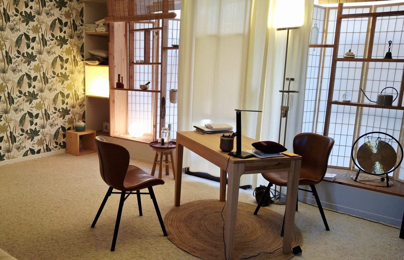 Coin bureau et fauteuils pour le premier échange, ambiance chaleureuse du cabinet