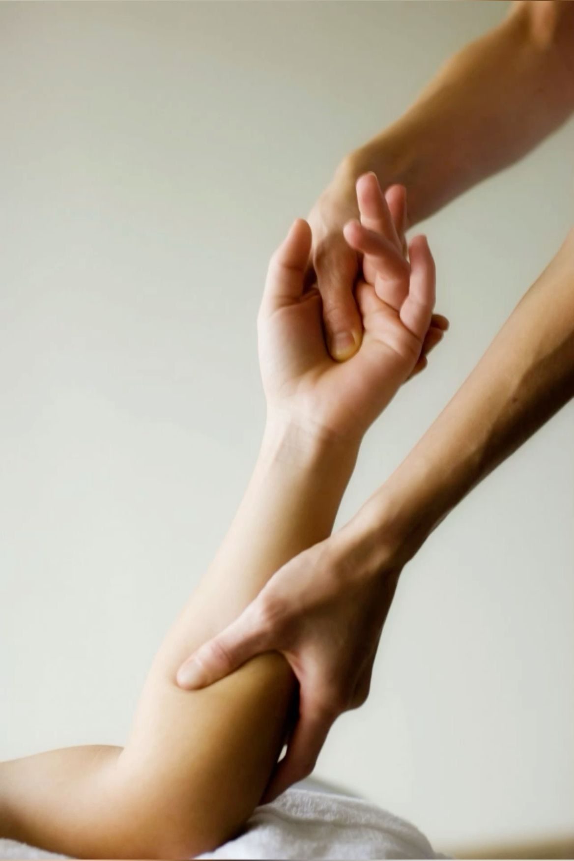 Stimulation de points d'acupuncture, mains jointes sur l'avant-bras
